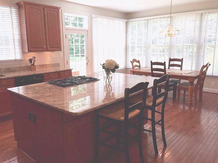 Breakfast nook, large island