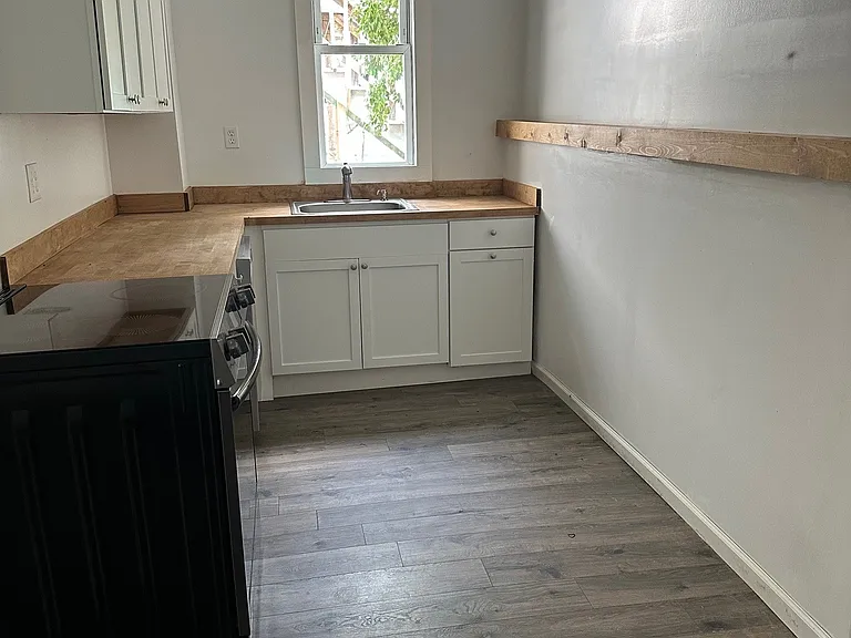 905 4th Ave — Photo 9