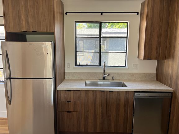 5th image of 6231 Lexington Ave APT 4