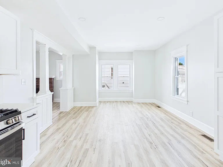 225 S 17th St — Photo 13