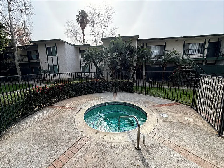 1735 E Washington St — Photo 15