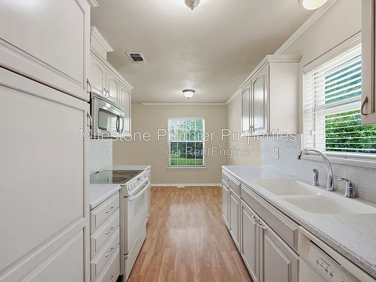 302 Iowa St — Photo 11
