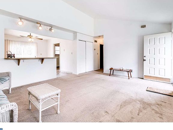 3rd image of 468 N Hyde Pl