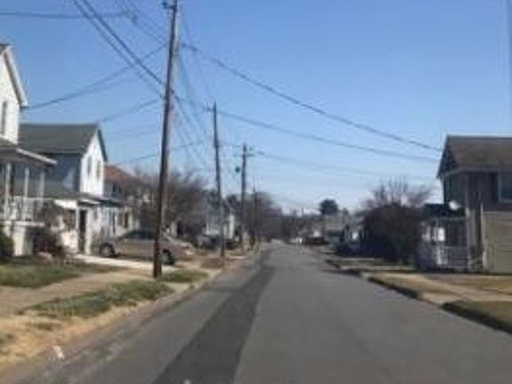 Exterior Neighborhood (street photo)