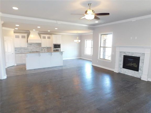 4th image of 450 Tartaglia Ave