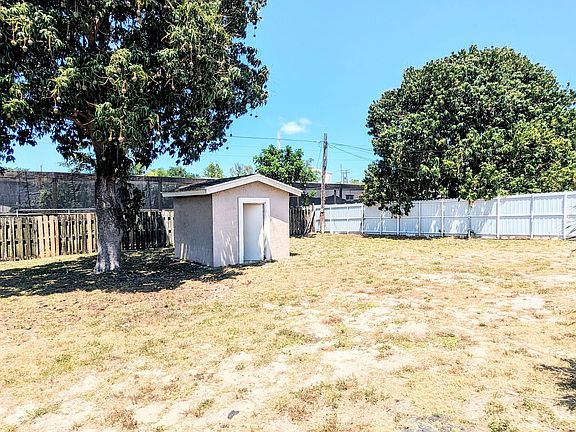 3rd image of 923 Bradley Court