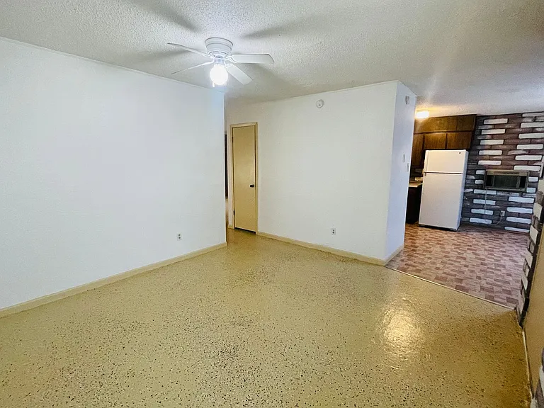 1222 W Date St — Photo 4