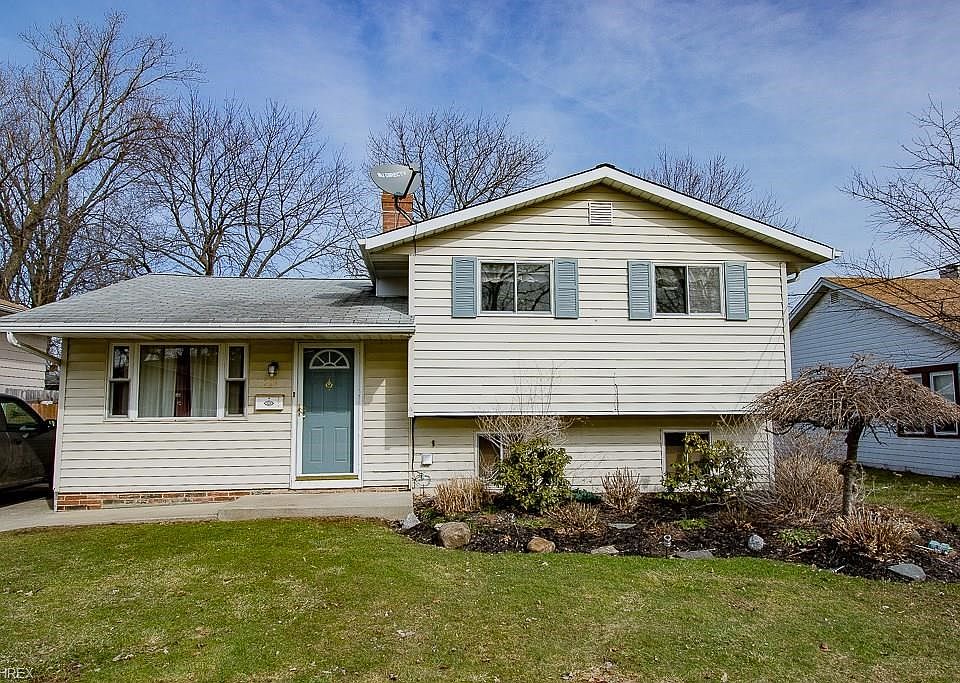 1st image of 221 Parkway Dr