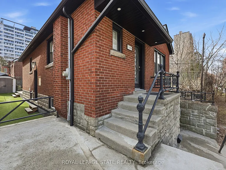 129 Jackson St W — Photo 2