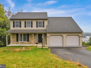 405 N Burberry Ln, Mount Wolf, PA 17347