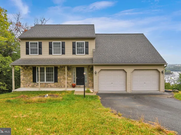 405 N Burberry Ln, Mount Wolf, PA 17347