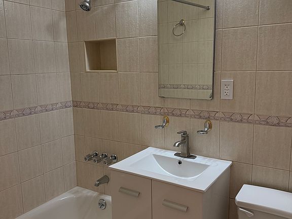 3rd image of 250 W 100th St #1007
