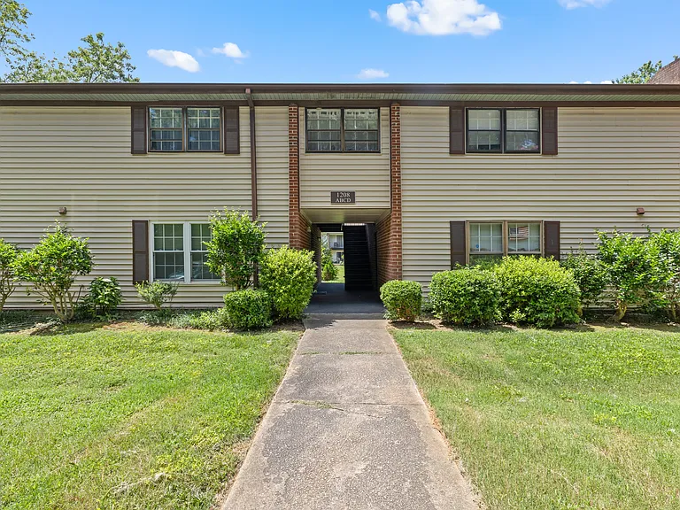 1208 Manassas Ct — Photo 2