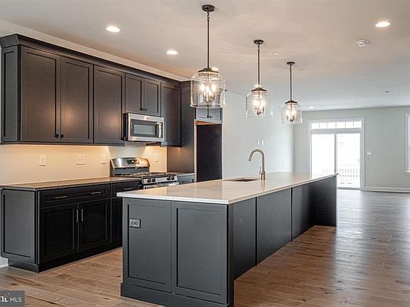 5th image of 511-144 Lewis St