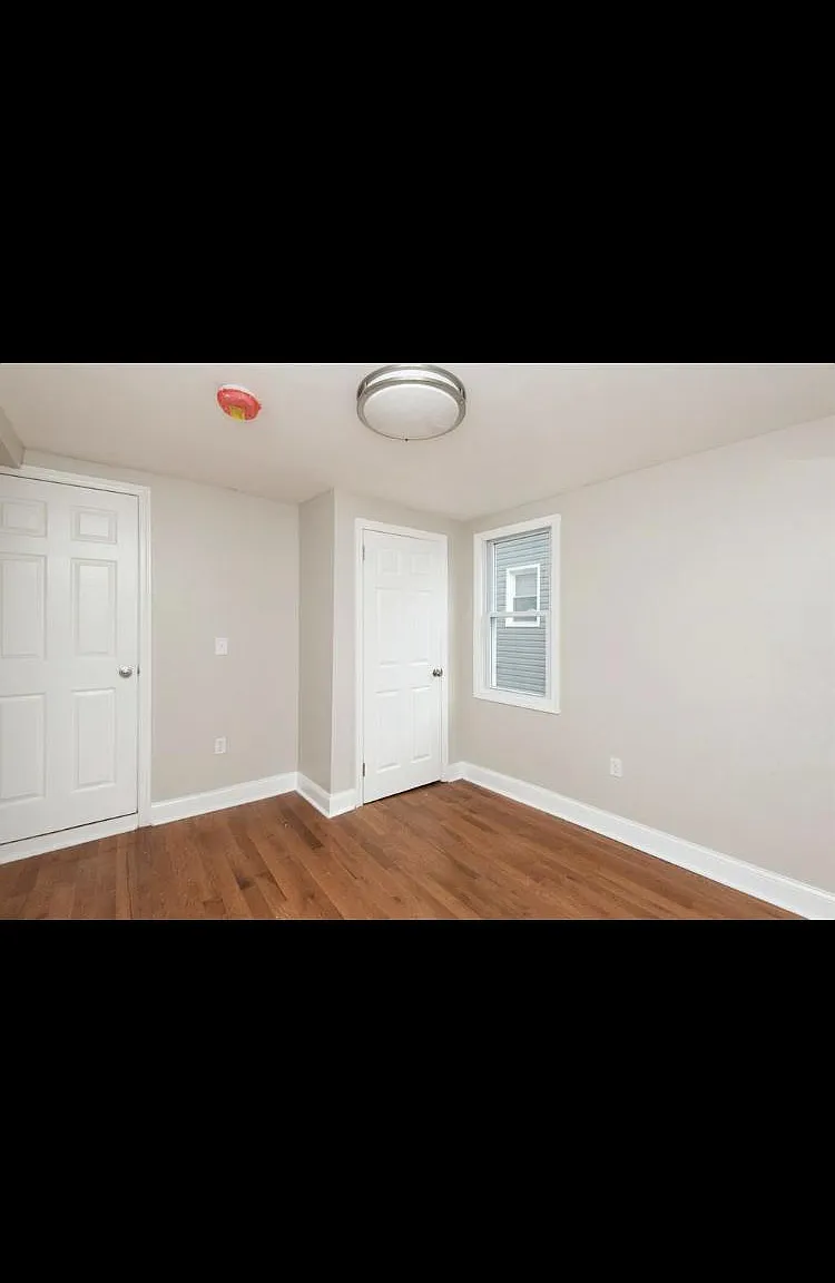 3 bed, 3000 sqft, $2,300 — Photo 2