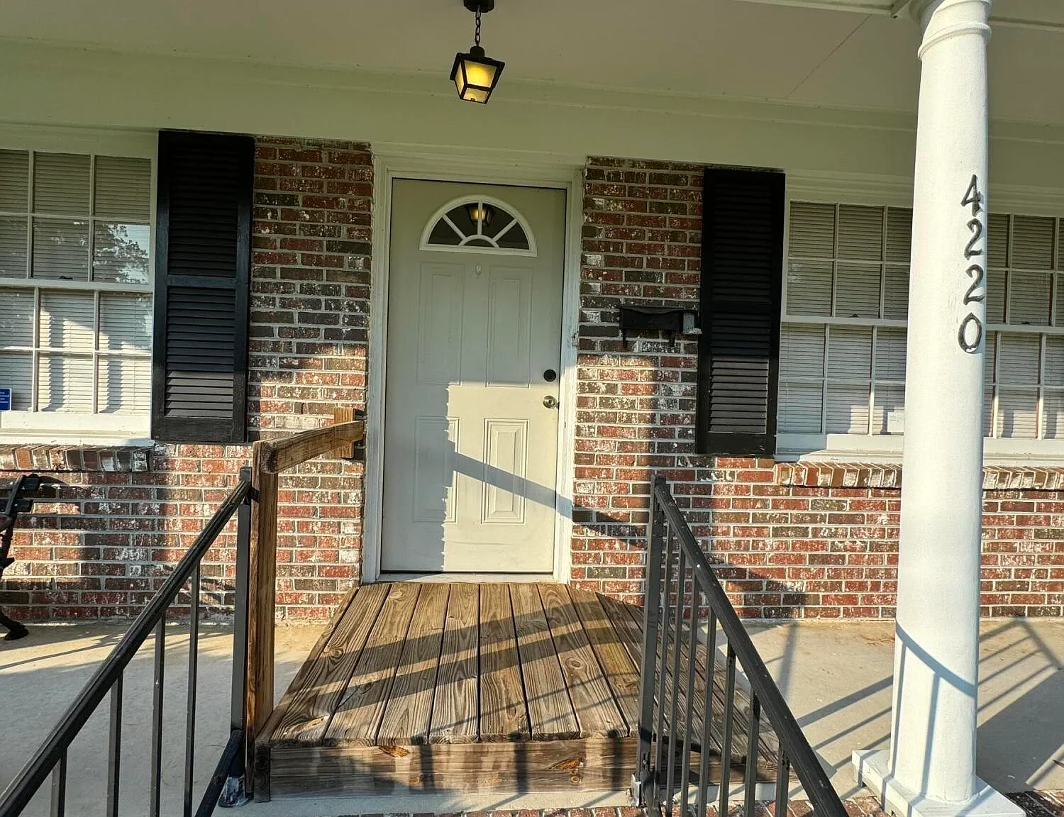 3 bed, 2.0 bath, 1242 sqft, $2,300 — Photo 3