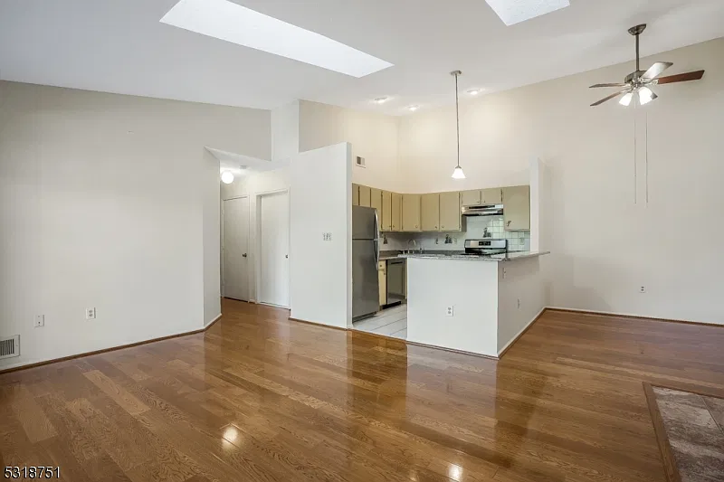 2 bed, 2.0 bath, $2,300 — Photo 2
