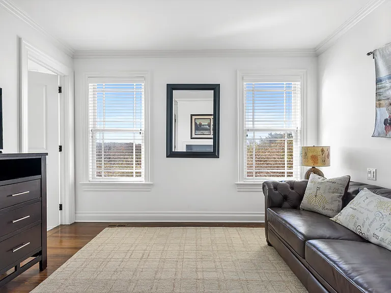 351 Kings Point Rd — Photo 17