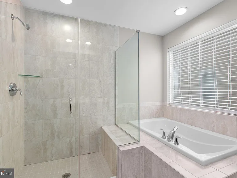 930 Forsythia Ln — Photo 38
