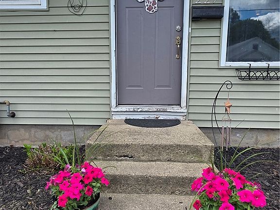 5th image of 227 Kingsbury Ave