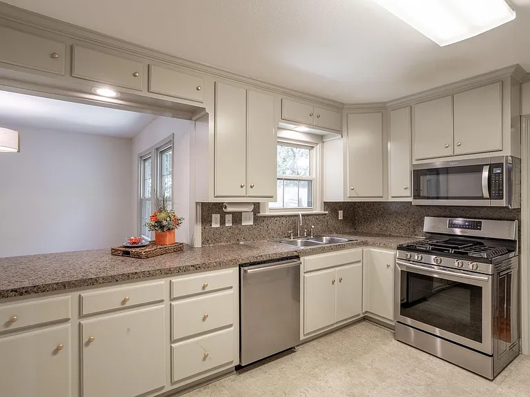 1517 Live Oak St — Photo 14