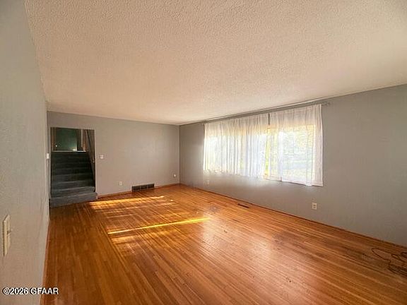 4th image of 911 Parke Ave