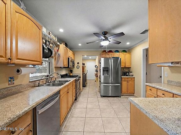 4th image of 118 W CAMELOT Drive #-