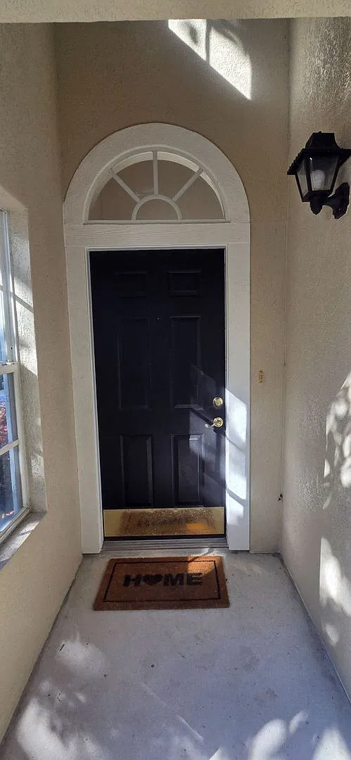 Welcome to this beautiful and spacious 2-bedroom, 2-bathroom second-floor condo in The Links — Photo 2