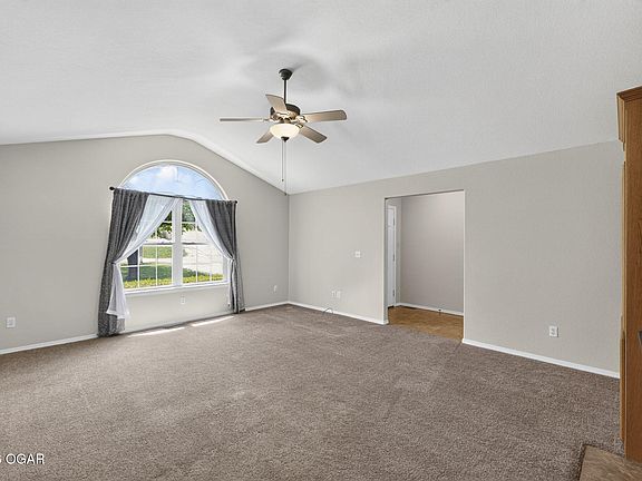 4th image of 9 Harrington Cir