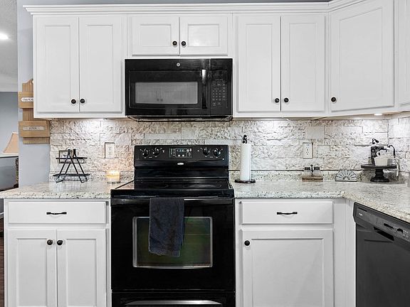 5th image of 73 Poinsettia Ln