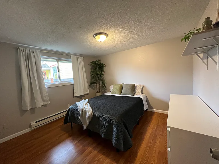 1104 N Pine St — Photo 5