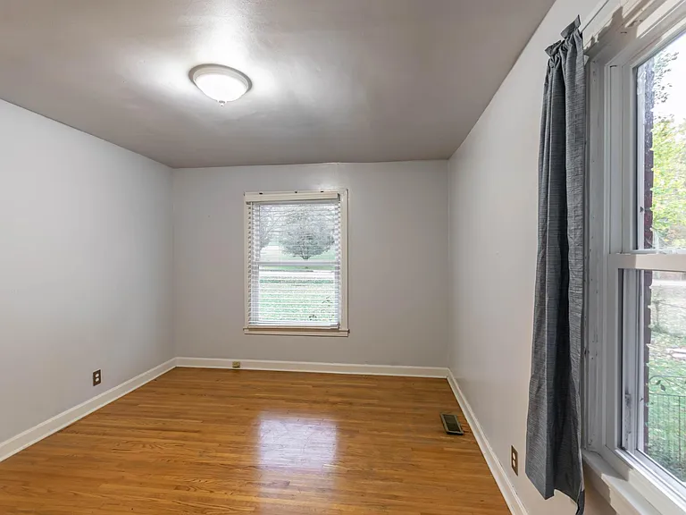 910 Preston Dr — Photo 8
