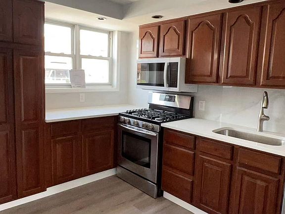 5th image of 2135 Devereaux Ave