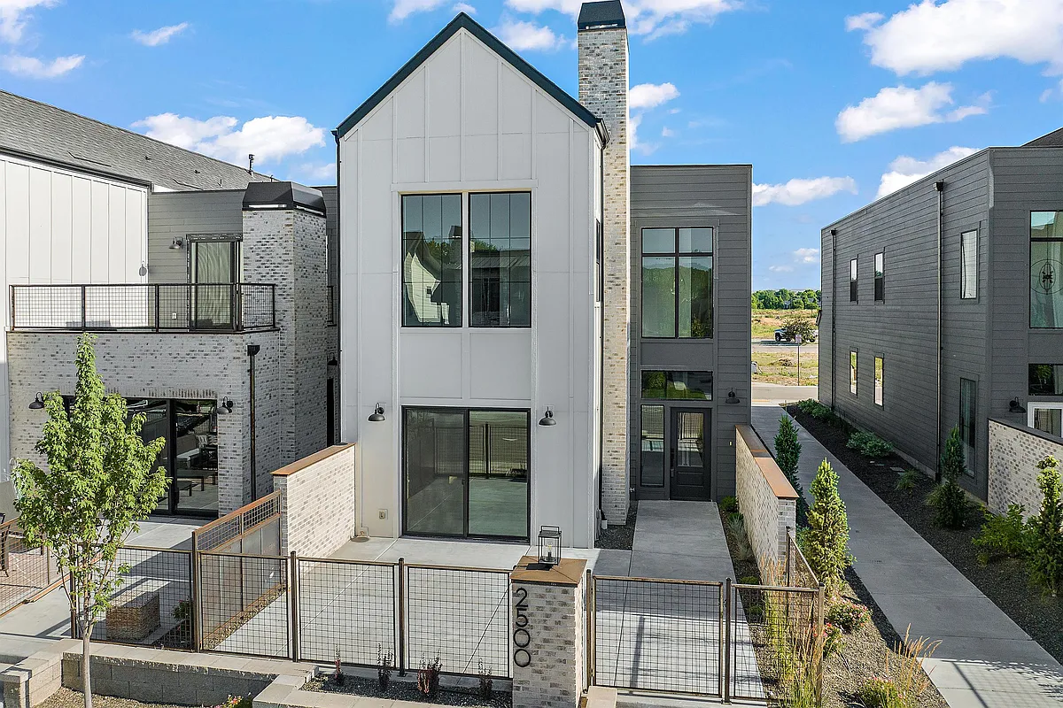 Building Photo - 2490 W Iron Coop St #1