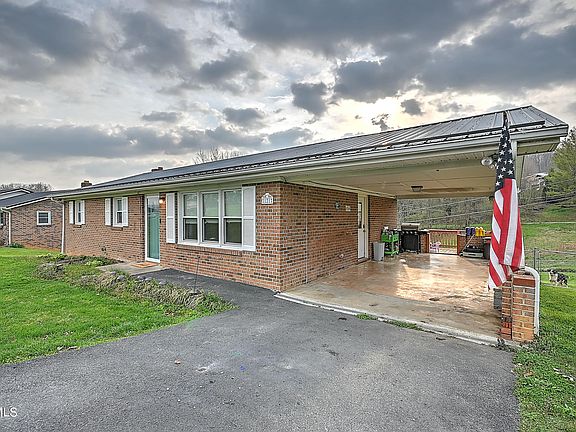 3rd image of 121 Evergreen Ct