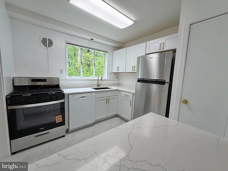 10305 Montrose Ave #M101 — Photo 6