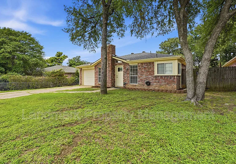 1122 Hidden Creek Dr — Photo 3
