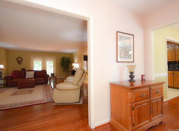 4th image of 184 Foxglove Dr #17