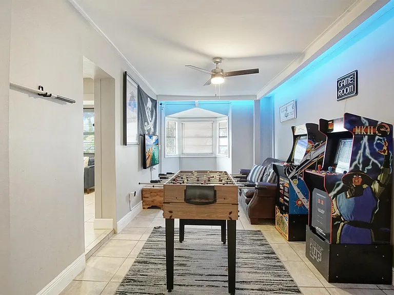 1002 Avenue E — Photo 10