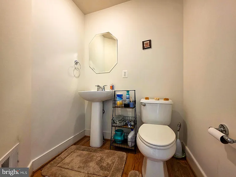 729 N Alfred St — Photo 12