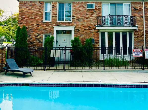 2356 W 14 Mile Rd, Royal Oak, MI 48073