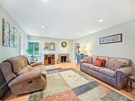 2nd image of 2098 East Pike