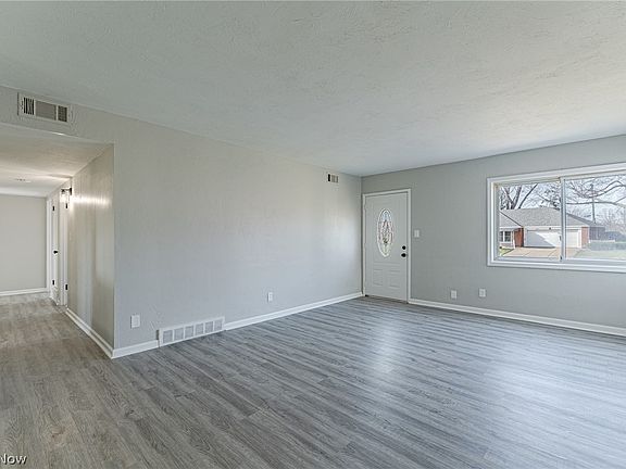 3rd image of 709 Willow Dr