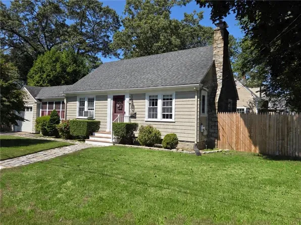 173 Trinity St, Warwick, RI 02886