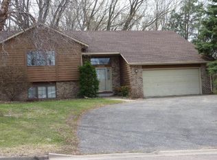 1690 Frost Ave E, Maplewood, MN 55109