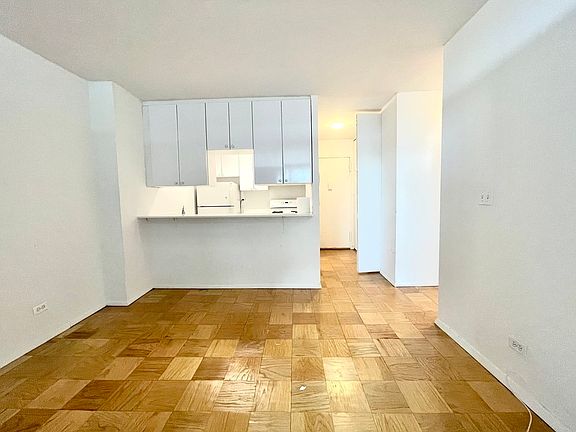 4th image of 200 E 72nd St APT 31H