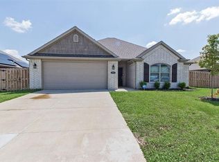402 W Stoney Point Rd, Rogers, AR 72758
