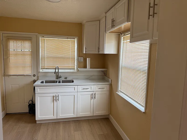 2806 N H St — Photo 16