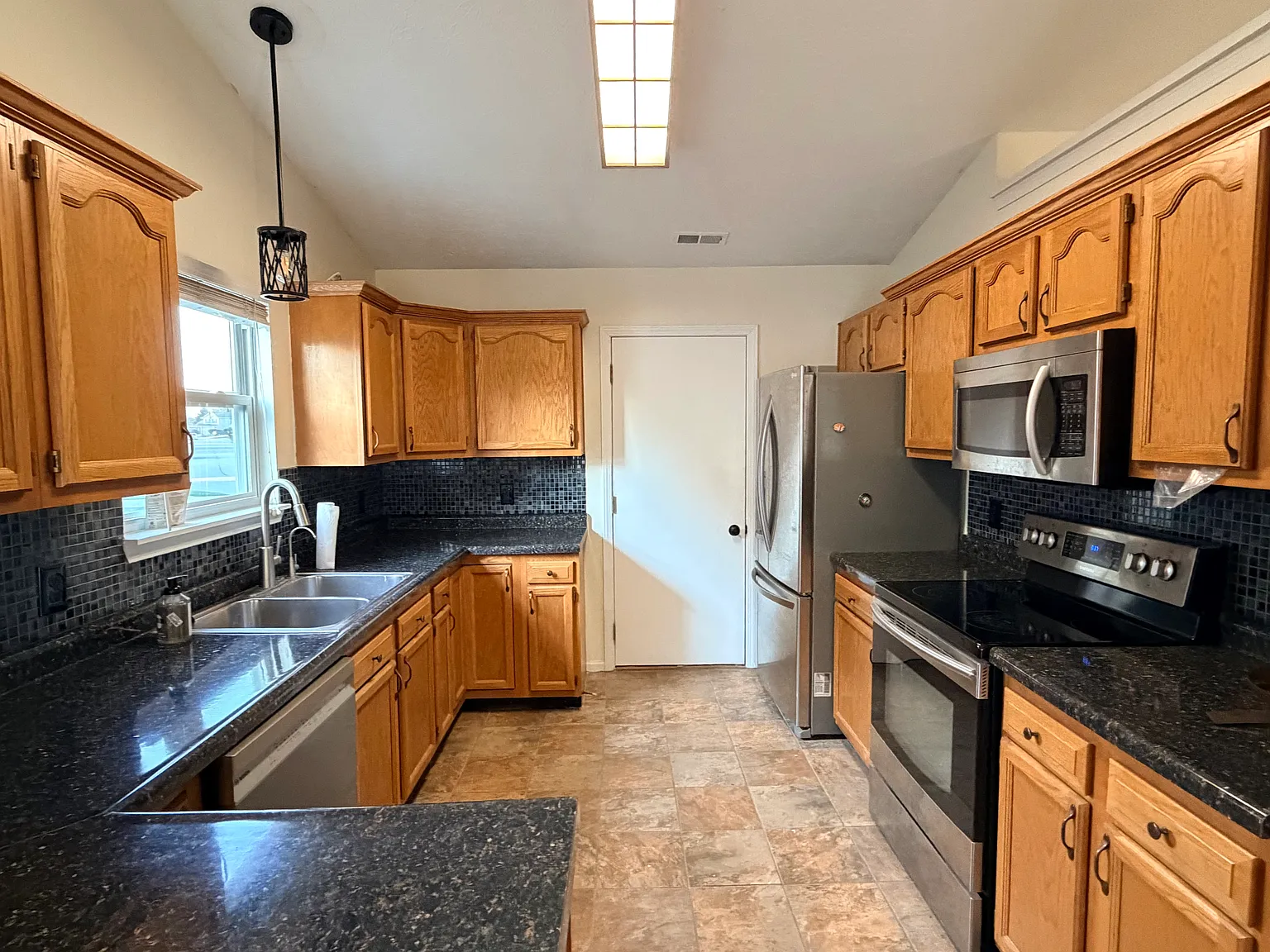 3 bed, 1754 sqft, $2,000 — Photo 2