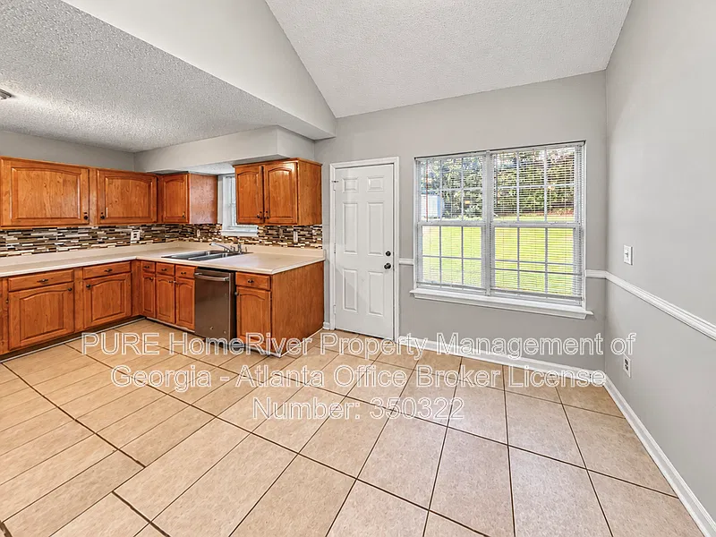 4 bed, 2.5 bath, 1386 sqft, $1,995 — Photo 3